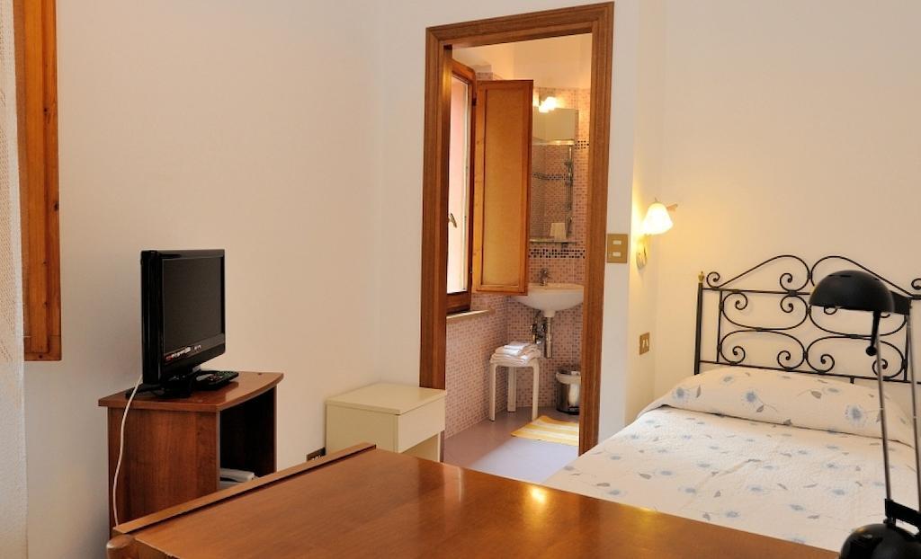 Hotel San Sebastiano Perugia Room photo