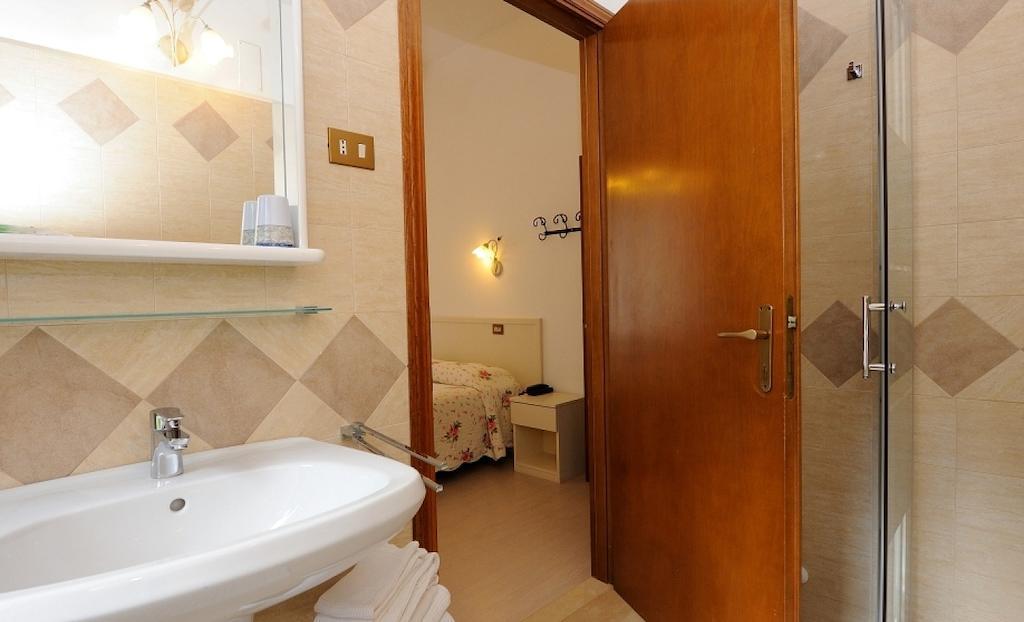 Hotel San Sebastiano Perugia Room photo